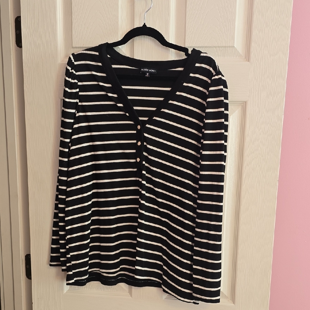 Elegant Black‎ and White Striped Long Sleeve Top